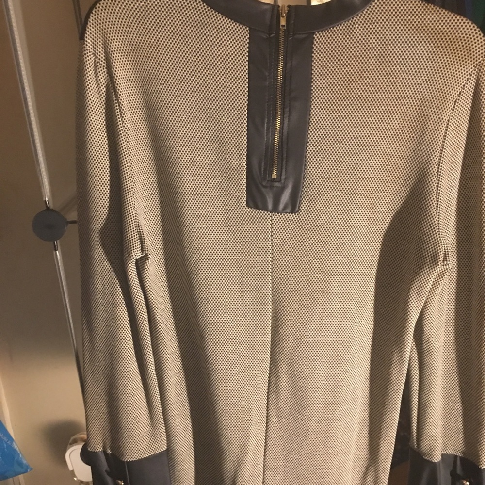 Black and white top with leather neck and cuffs zipper on back - Picture 2 of 2